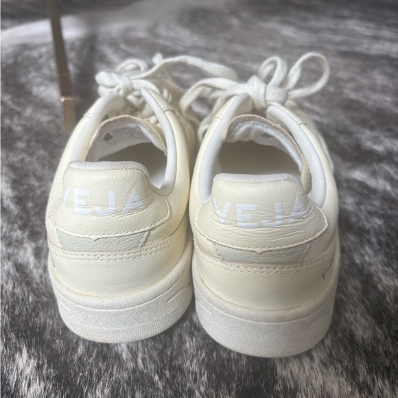 Veja V-90 Sneakers - Picture 3 of 9